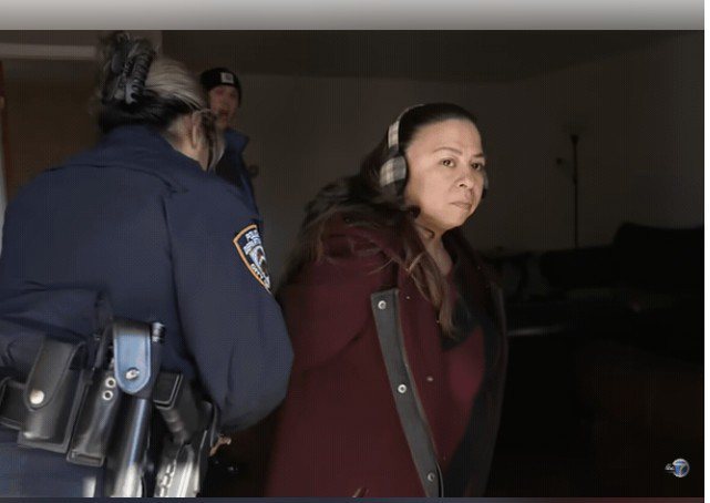 法拉盛的屋主安達洛羅，屋子被不明人士占據，她在換鎖後，竟被紐約警察上銬逮捕。依紐約法律，住者只要住在屋裡30天，屋主就不能強制予以驅趕。（擷自YouTube@Eyewitness News ABC7NY)