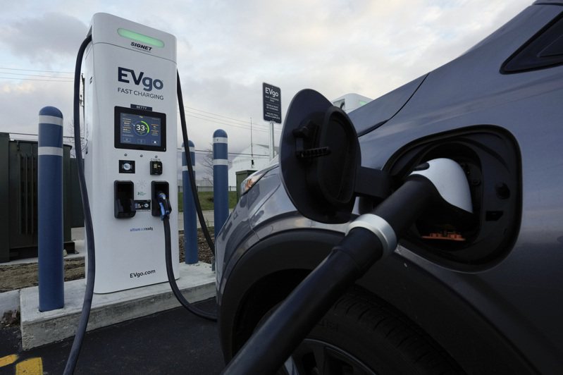 拜登政府20日公布最新的汽車排氣標準，堪稱史上最嚴，但又同時宣布比預定時程延後三年實施，顯示市場對電動車的接受度已到了門檻。（美聯社）