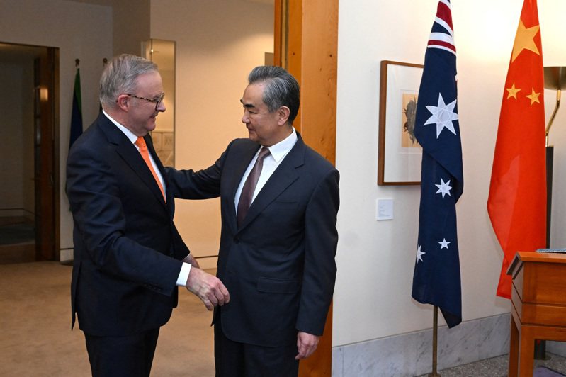 澳洲總理艾班尼斯(左)在坎培拉議會大樓，會見中國外長王毅，雙方會談前親切握手。 (路透)
