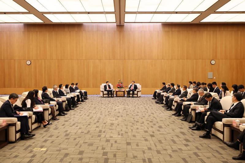 港澳辦主任夏寶龍(後排右)21日在深圳會見香港特首李家超(後排左)一行，聽取23條立法的等工作匯報。(中新社)