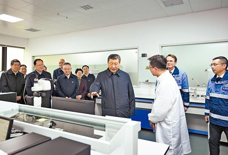 中國國家主席習近平18日在湖南長沙市的巴斯夫杉杉電池材料有限公司考察，了解當地加快發展新質生產力、擴大高水平對外開放等情況。(新華社)