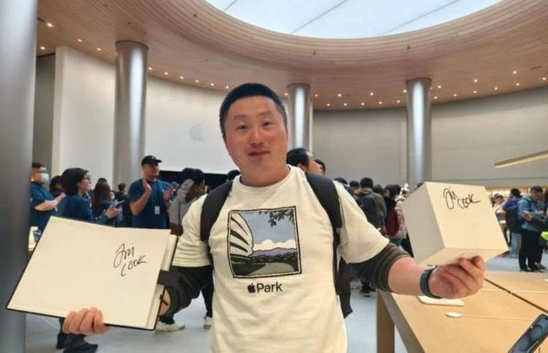 王先生身上穿著蘋果總部的T恤，他是蘋果靜安店的第一位進店顧客。(取材自周到上海)