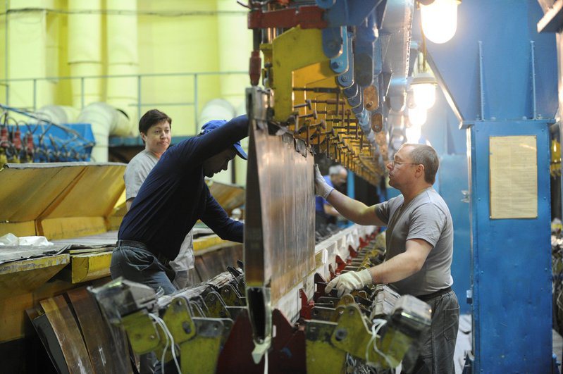 西方企業制裁俄羅斯攻打烏克蘭兩年多，但仍大買俄國鈦金屬；圖為俄羅斯員工在航空工廠工作，該工廠由俄羅斯直升機公司擁有，隸屬於Rostec國家公司。（路透）