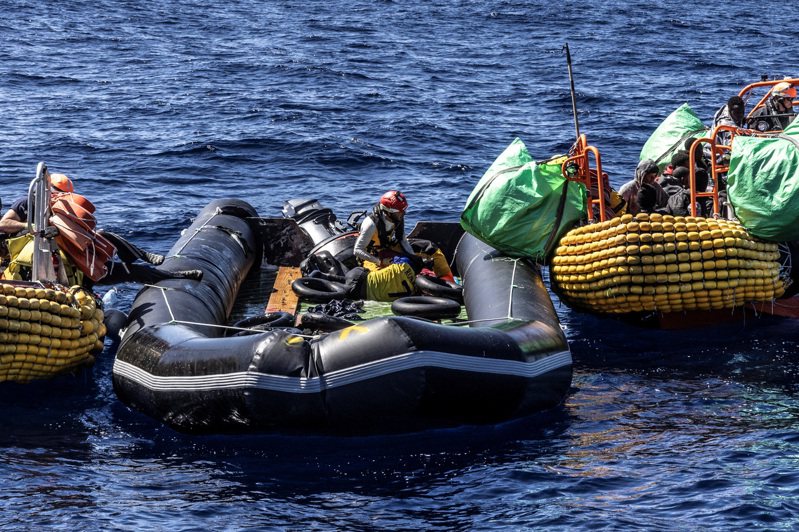 在地中海中部的一次搜救行動中，移民在13日得到非政府組織SOS Mediterranee運營的海洋維京號救援船的幫助。（路透）