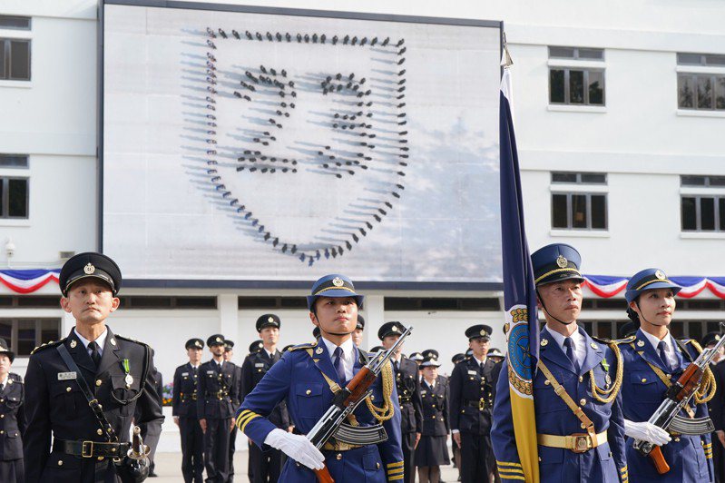 香港懲教署22日在懲教學院舉行學員結業會操，學員以步操拼砌出有「23」字樣的盾形圖案，象徵「維護國家安全條例」如盾一般保衛國家，守護香港。（中通社）