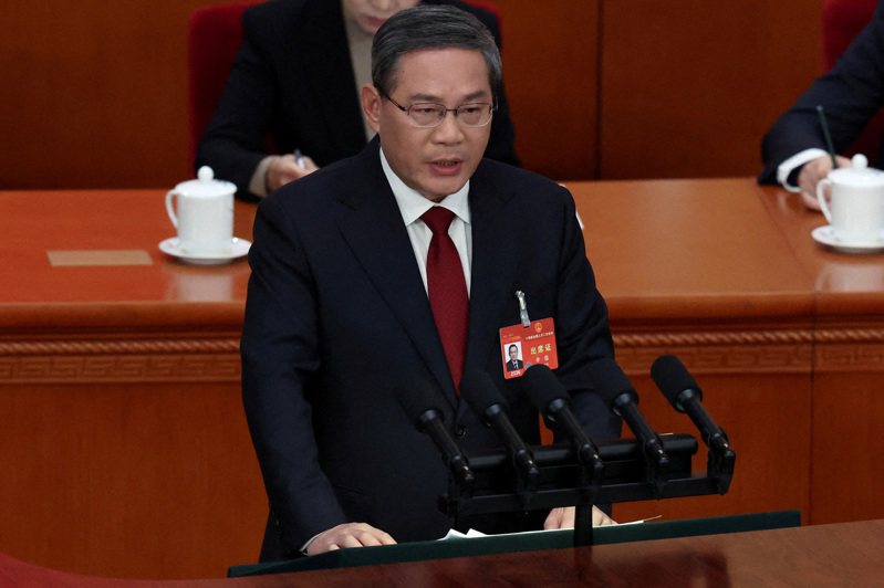 中國國務院總理李強今年兩會首度打破慣例取消總理記者會後，他料再破慣例將在CDF會議發表演講，圖為他在兩會上做工作報告。(路透)