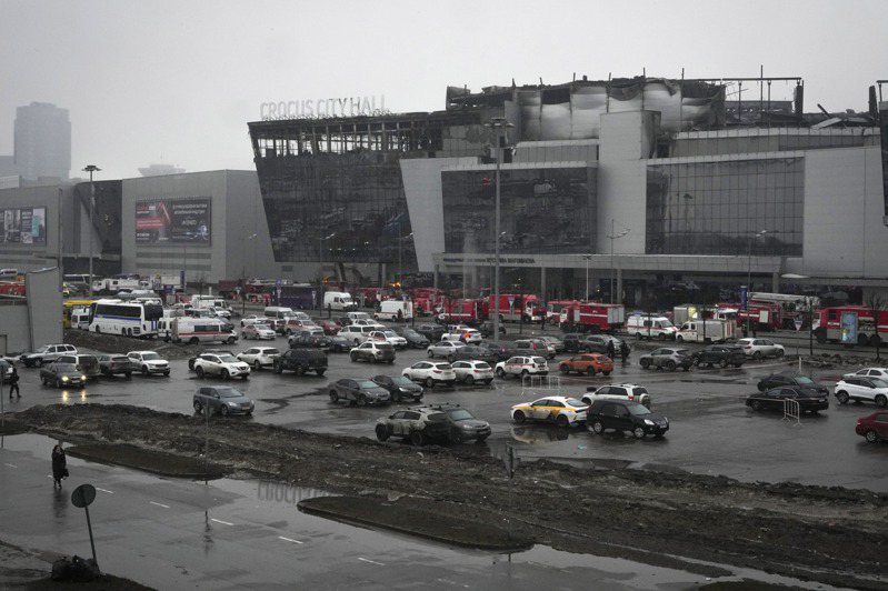 经历22日晚枪手滥射和纵火袭击的俄罗斯首都莫斯科近郊的音乐厅，已面目全非，音乐厅四周23日仍停着不少消防车。(美联社)(photo:UDN)