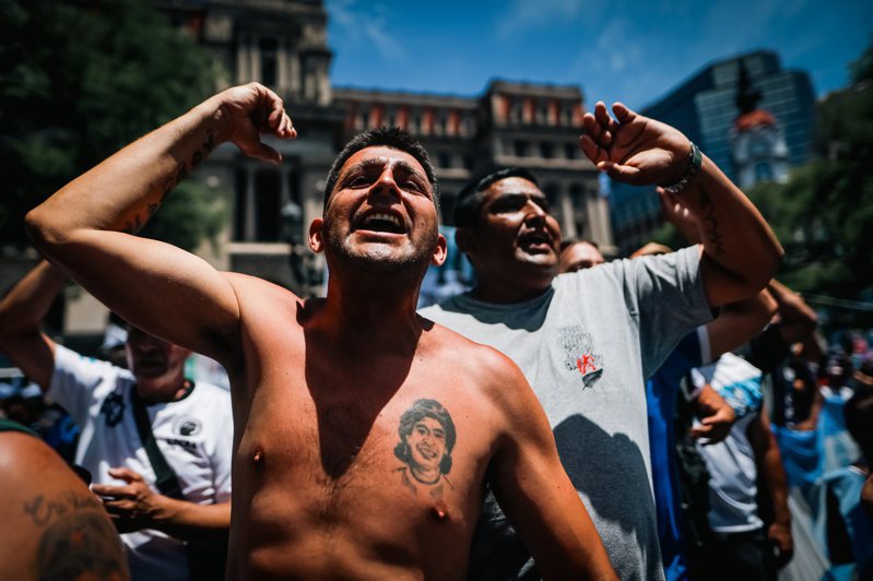 阿根廷總統米雷伊執政滿百日，通膨率高達276%，貧窮率創下22年新高。圖為示威者曾在布宜諾斯艾利斯參加反對政府的抗議遊行。（歐新社）