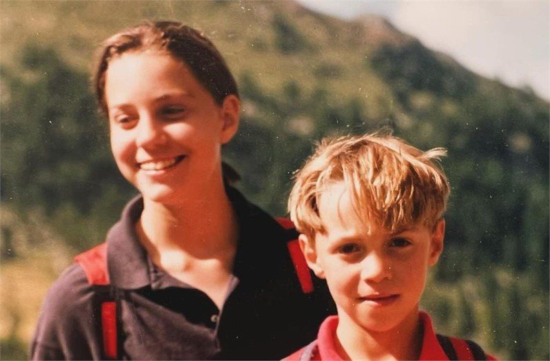 凱特王妃罹癌，胞弟秀童年合照打氣。（取材自Instagram）