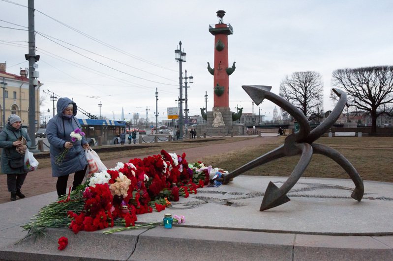 俄羅斯聖彼得堡市民23日獻花悼念莫斯科近郊恐襲事件遇難者。(新華社)
