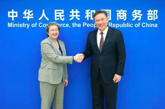 中國商務部部長王文濤（右）24日會見美國AMD半導體公司董事會主席兼首席執行官蘇姿丰（左）。（取材自北京日報）