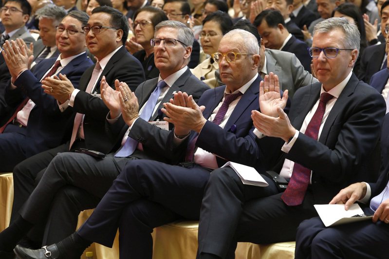 中國發展高層論壇2024年年會24日在北京舉行，圖靈獎得主約瑟夫·希發基思（前排右二）在會上表示，中國可以利用其龐大的工業系統，在邁向自主人工智能的道路上取得領先地位。(中新社)