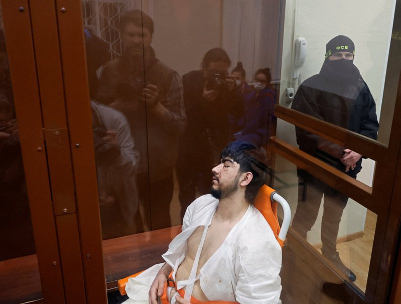 俄羅斯22日恐攻的四名兇嫌，24日起連夜在巴斯曼地方法院出庭，看似各有傷勢。（路透）