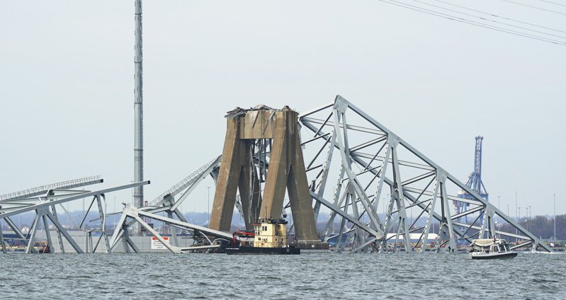 巴爾的摩港基伊大橋26日遭貨櫃輪撞毀，圖為大橋鋼架絞斷在橋墩上。(美聯社)