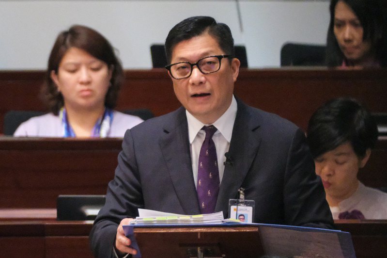 香港立法會19日全票通過《維護國家安全條例》。圖為保安局局長鄧炳強出席立法會會議。（中新社）