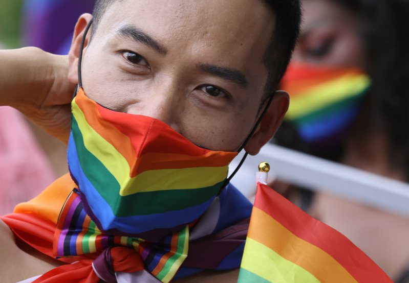 泰國眾議院通過法律修正案，讓泰國成為東南亞第一個認可同婚的國家；圖為早前泰國同志驕傲大遊行，民眾帶著彩虹口罩參加遊行。（歐新社）