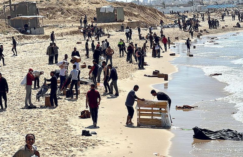 巴勒斯坦當局表示，有12名民眾在加薩海邊試圖撈取空投物資時溺斃。（路透）