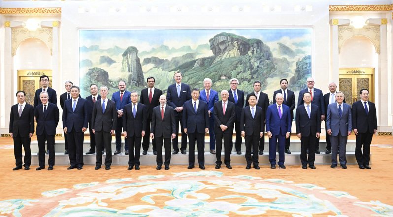 中國國家主席習近平27日在北京人民大會堂集體會見美國工商界和戰略學術界代表。(新華社)