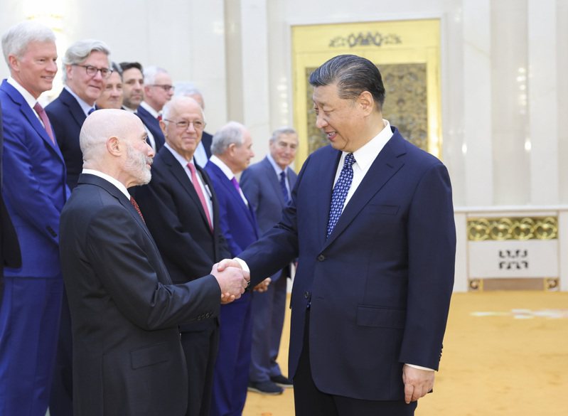 中國國家主席習近平27日在北京人民大會堂集體會見美國工商界和戰略學術界代表。(新華社)
