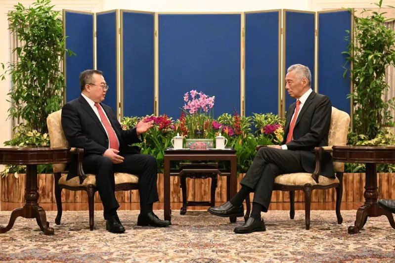 中央對外聯絡部部長劉建超(左)近日出訪新加坡，會見新加坡總理李顯龍。(取材自觀察者網)