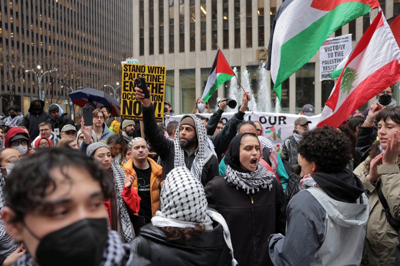 呼籲加薩停火的抗議者在美國曼哈頓街頭示威。（路透）