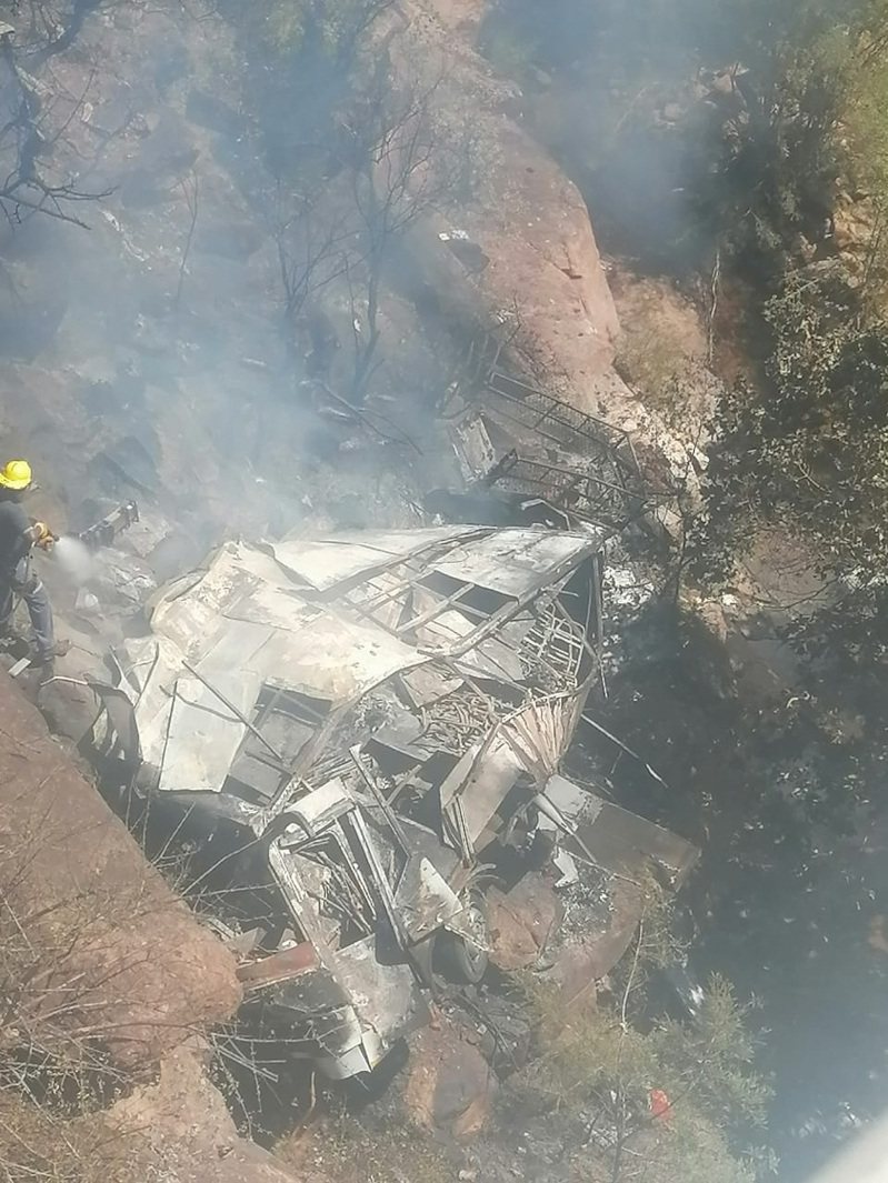 南非發生重大車禍，大巴士墜落山谷，45人死亡，但一名八歲女童奇蹟式生還。（路透）