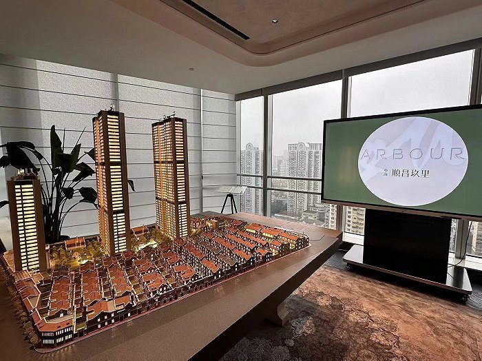 中國「盤王」誕生。上海中海·順昌玖里樓盤開盤，500多套房源被搶空。(取材自界面新聞)
