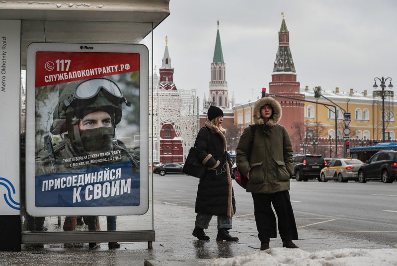 俄羅斯將於4月1日開始「春季徵兵」；圖為莫斯科街頭日前的徵兵廣告，上面寫著「加入你的隊伍」。（歐新社）