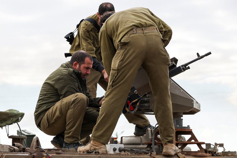 美国尽管担心以色列可能在加萨南部拉法发动攻击，使普通巴勒斯坦百姓面临生命威胁，但仍低调授权为以色列提供规模数十亿元的炸弹、战斗机军援。图为以色列士兵在检查武器。(路透)(photo:UDN)