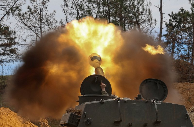 俄乌战争持续，马斯克坦言不看好乌克兰抗俄会成功；图为乌克兰向俄罗斯发射自走榴弹砲。（路透）