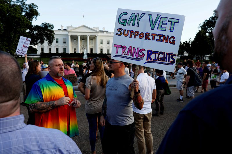 今年的國際跨性別日與復活節恰為同一天，引發不少口水戰。圖為跨性別維權者在白宮前面示威。(路透)