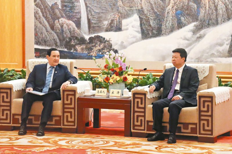 前总统马英九（左）1日傍晚在深圳会见中国国台办主任宋涛（右），强调两岸的和平稳定不只是造福两岸，对全世界也有巨大意义。（记者廖士锋／摄影）