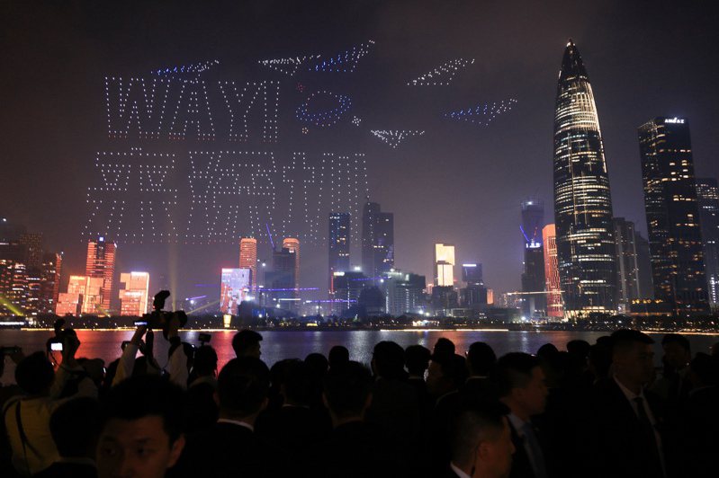 台湾前总统马英九4月1日晚前往深圳人才公园观看无人机表演。（中通社）