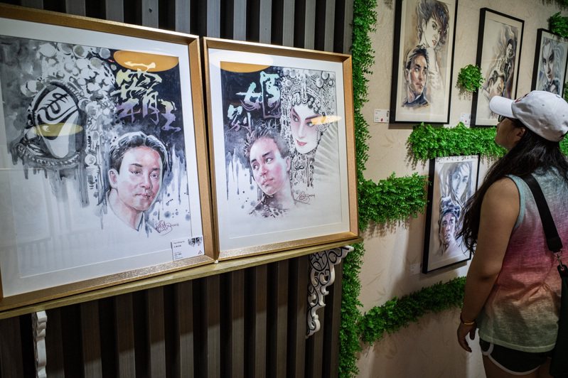 香港尖沙咀的一间画廊展出纪念张国荣的画作等，以示缅怀。（中新社）