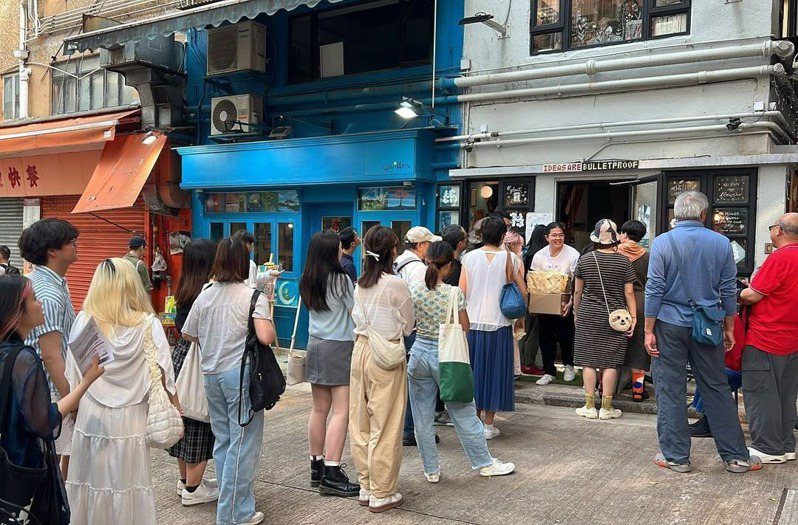 香港見山書店3月31日結束營業，在關門倒數的日子裡大批顧客前來朝聖及告別。（取材自Instagram）