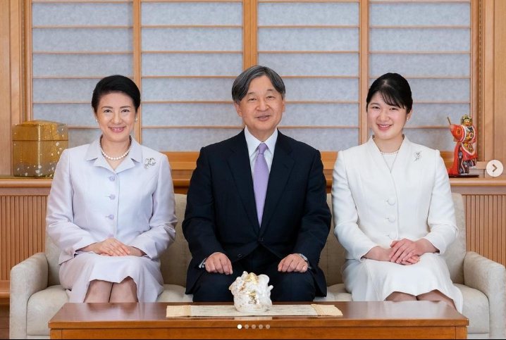 日本宮內廳Instagram第一篇貼文，是天皇一家三口合照。(取材自Instagram)