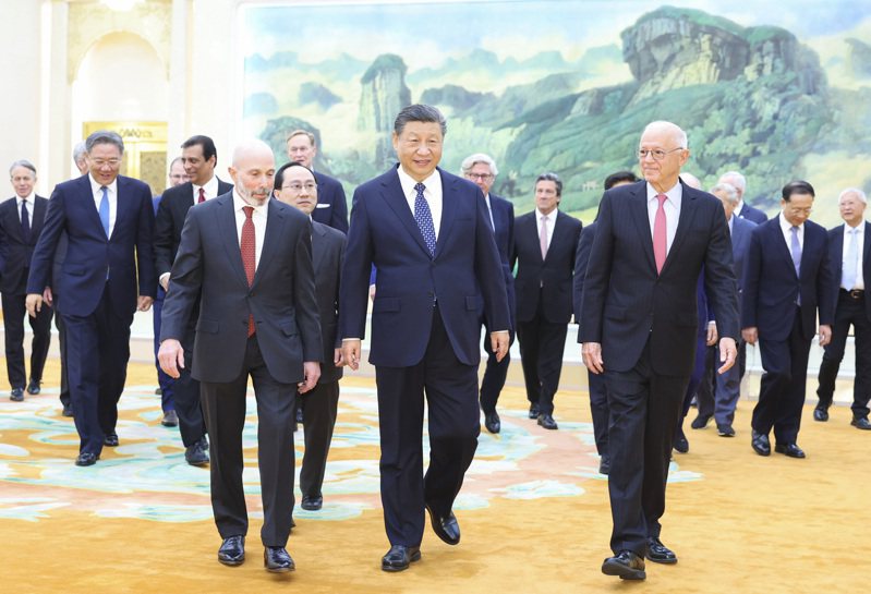 中国国家主席习近平3月27日在北京人民大会堂集体会见美国工商界和战略学术界代表。（新华社）