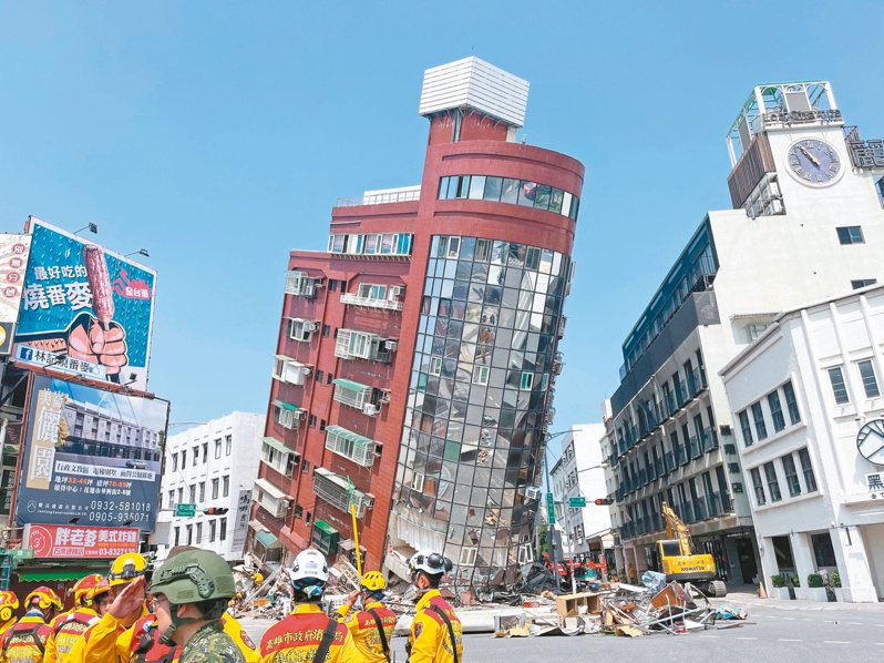 花蓮市軒轅路九層樓的天王星大樓地震後嚴重傾斜，一度有多名住戶受困。（記者王思慧／攝影）