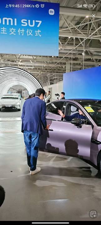 雷车在北京亦庄小米汽车工厂举办小米SU7首批车主交付仪式上，亲自为车主开车门。(取材自IT之家)