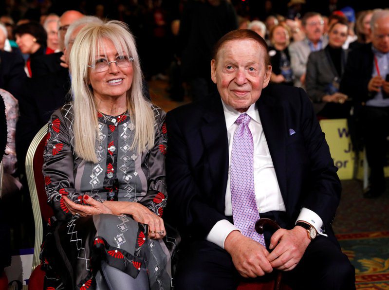 亿万富翁米莉安．阿德尔森和她已故的丈夫阿德尔森是川普2020年竞选活动的最大捐助者。图为阿德尔森夫妇2019年出席共和党会议。(路透)