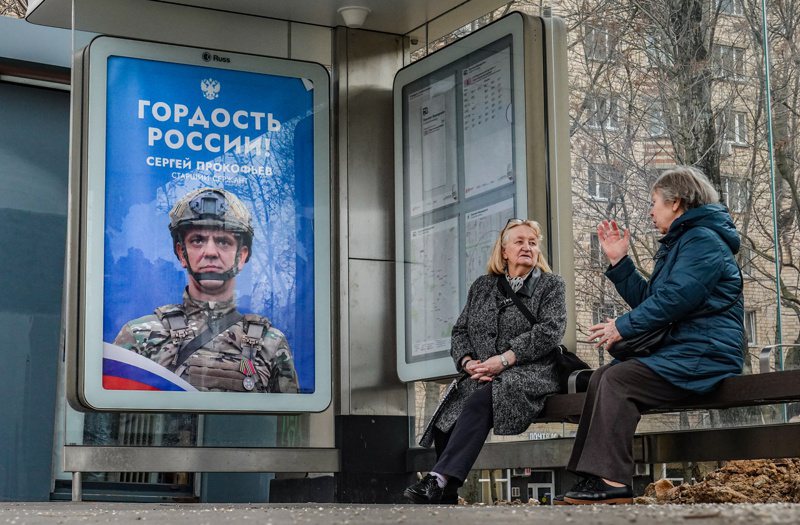 歐盟外交首長9日提出警告，俄羅斯帶來的威脅，使歐洲爆發全面衝突「不再是幻想」；圖為莫斯科街頭的徵兵廣告。（歐新社）