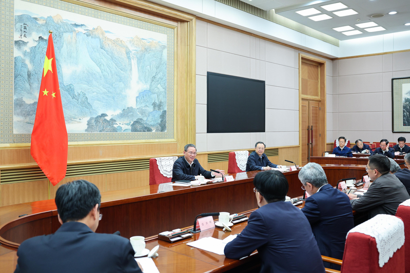 中國國務院總理李強8日在北京主持召開經濟形勢專家和企業家座談會，聽取對當前經濟形勢和下一步經濟工作的意見建議。（新華社）