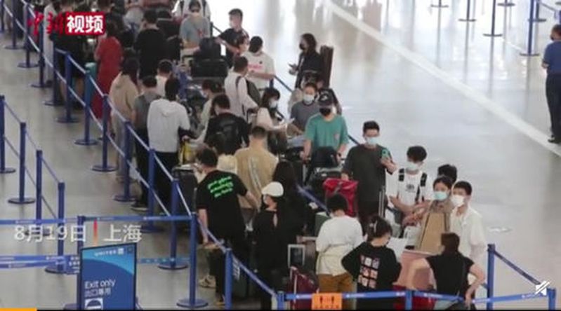 準備飛往國外念書的中國留學生。(中新視頻截圖)