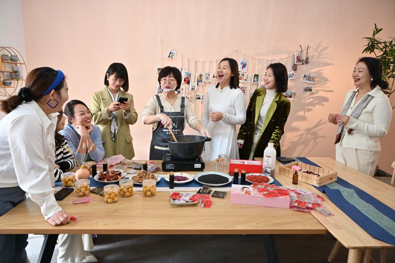 养生活动近年在中国青年间流行起来，图为养生师为女学员讲解阿胶熬制技艺。(中新社资料照片)