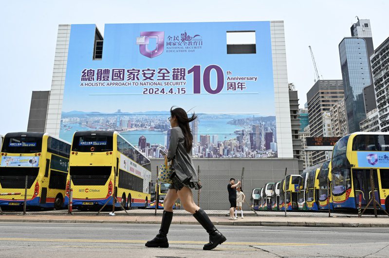 香港公務員空缺已大增至近2萬人，警務處、食環署、教育局是空缺最多的前三個部門；圖為中區警署外牆張貼有「全民國家安全教育日」巨幅宣傳品。（中新社）