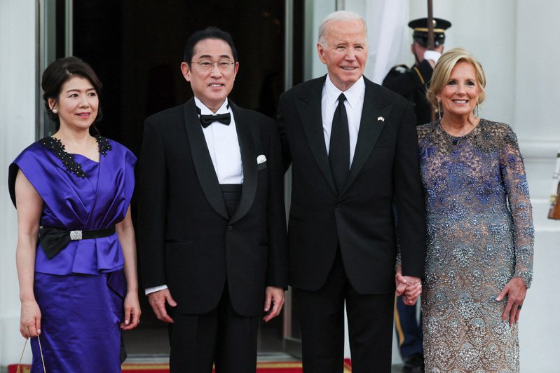 拜登總統夫婦(右)10日晚在白宮舉行國宴，招待到訪的日本首相岸田文雄夫婦(左)。圖為四人在國宴前合影。(路透)