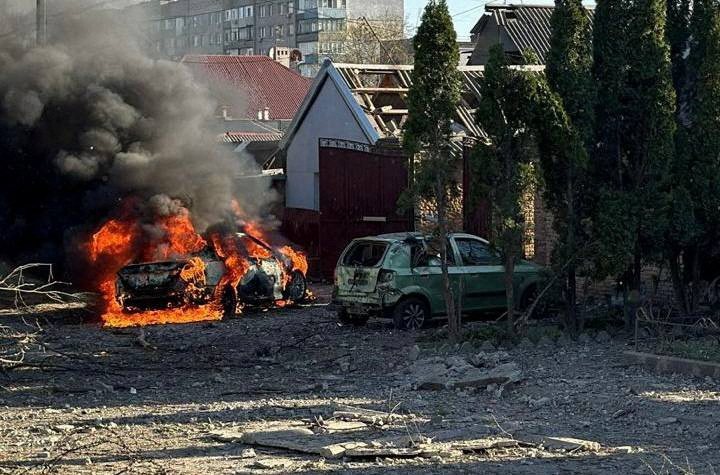乌克兰扎波罗热5日遭俄罗斯飞弹袭击，一辆汽车被烧毁。（路透）(photo:UDN)