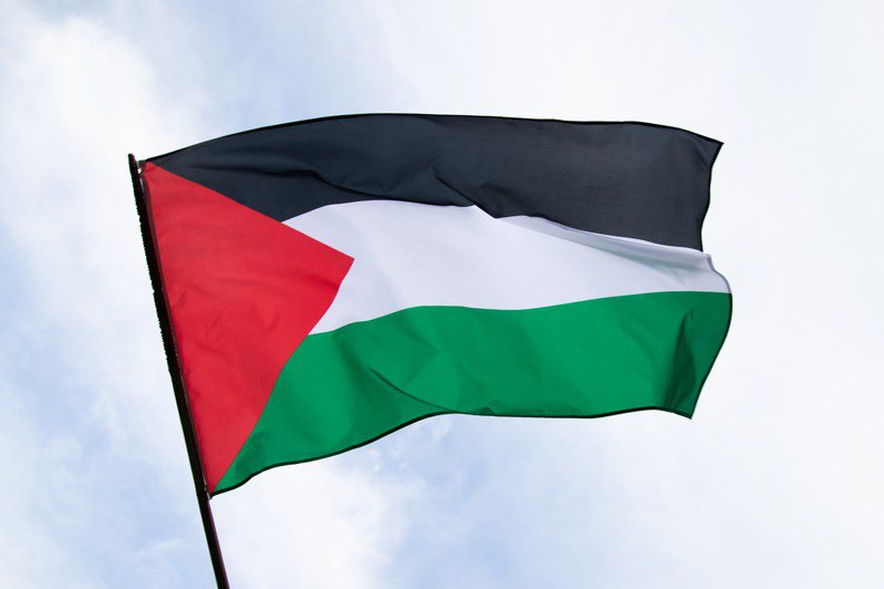iPhone部分用戶反應，在手機打字輸入耶路撒冷（Jerusalem）時，iPhone跳出的建議表情符號為巴勒斯坦國旗。（圖／123RF）