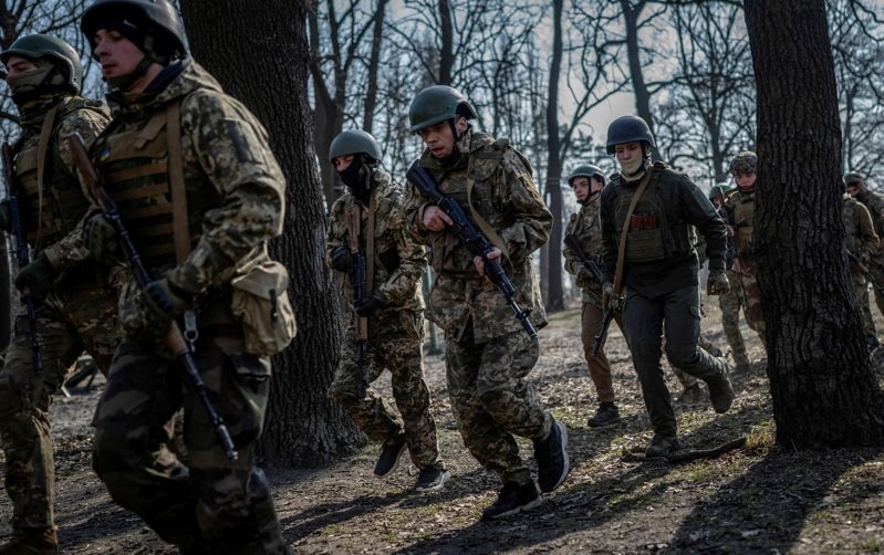 烏克蘭前線軍人嚴重短缺，政府刪除軍人長期服役後撤出前線的復員條款，惹火疲憊的官兵；圖為早前志願從軍者接受訓練。（路透）