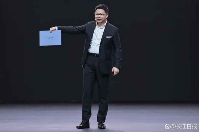 華為推出首款人工智慧筆電，因使用英特爾晶片，引發美立法者抗議。（取材自杭州日報）